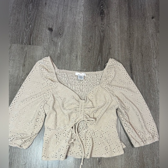 New Women's Beige Ruched Eyelet Top size medium - Picture 1 of 4